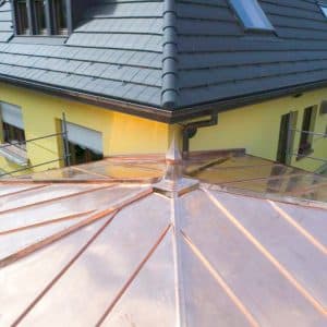 Couverture d’un kiosque en cuivre